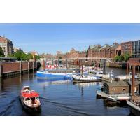 7496 Binnenhafen am Zollkanal - Arbeitsboote und Flussschifferkirche | Binnenhafen - historisches Hafenbecken in der Hamburger Altstadt.